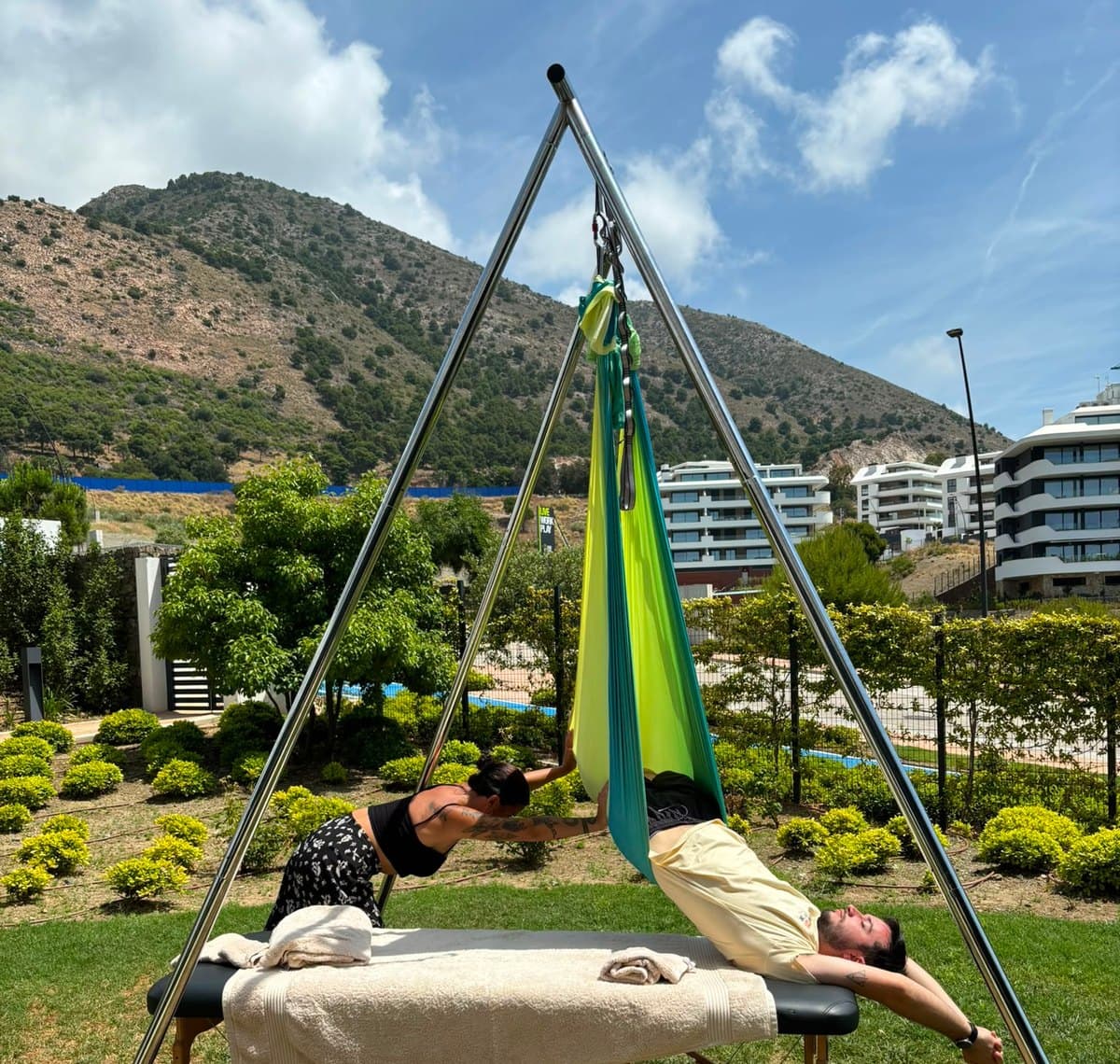 Sesión de Fly Massage al aire libre, con hamaca aérea