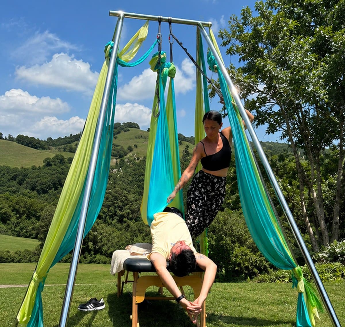 Sesión de Fly Massage al aire libre, estiramiento asistido